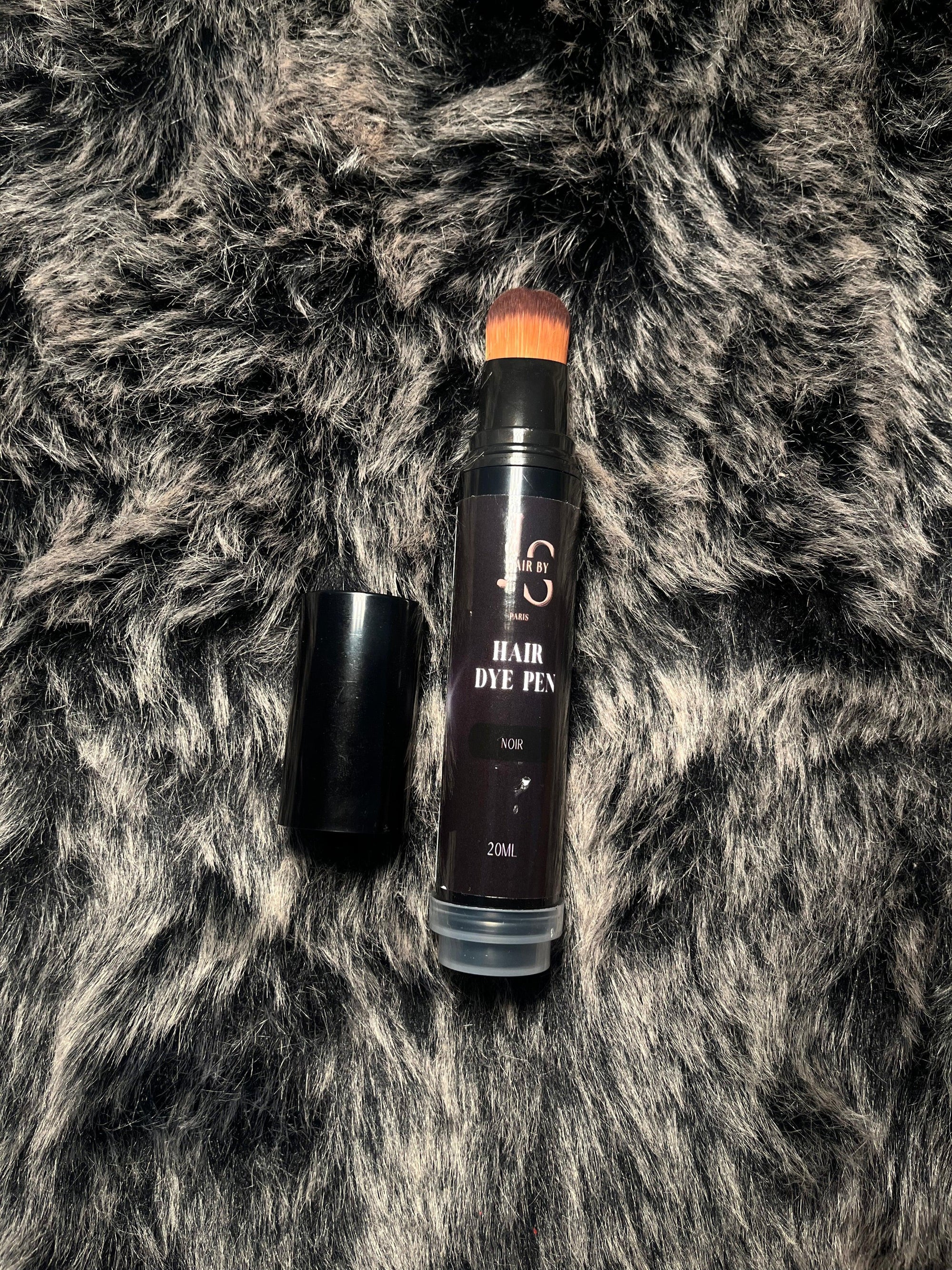 Stylo teintant pour cheveux noir 20ml avec applicateur brosse sur fond fausse fourrure grise