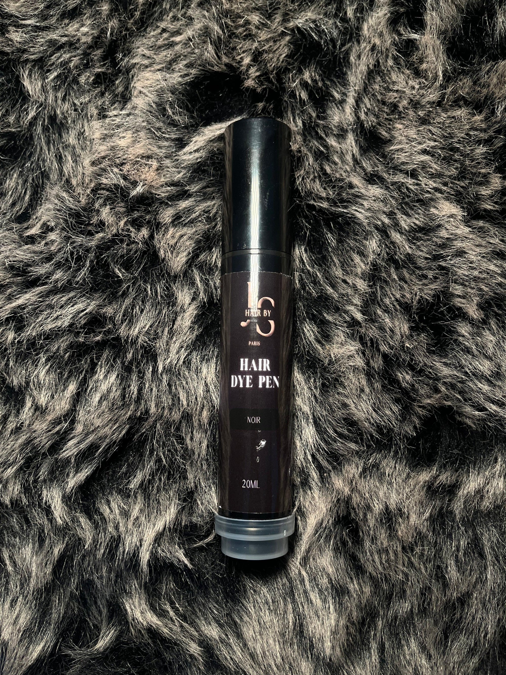 Stylo de teinture capillaire noir de 20 ml sur fond texturé poilu gris foncé